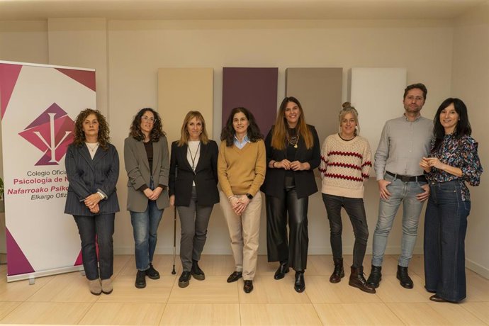 Nueva Junta de Gobierno del Colegio de Psicología de Navarra, encabezada por la decana Anabel Eguillor (4ª por la izquierda).