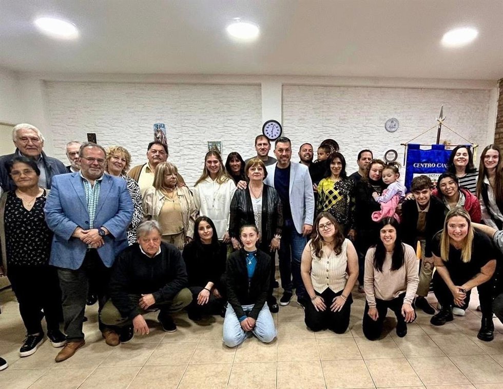 El secretario de Política Exterior de CC, José Téllez, con afectados por la discriminación del carné de conducir