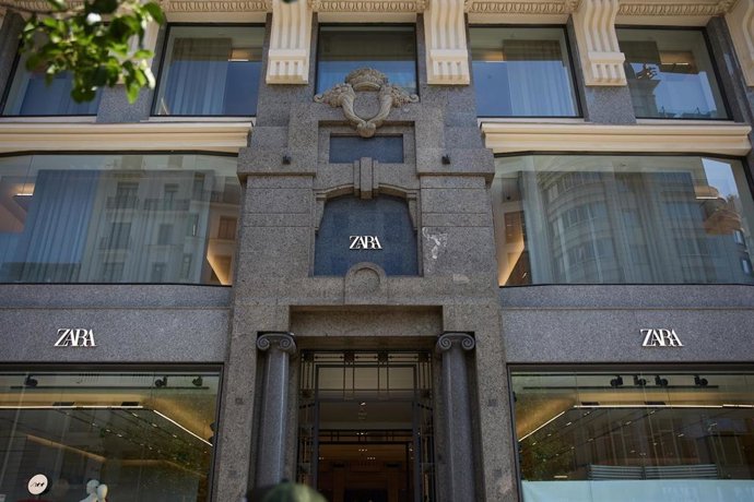 Archivo - Entrada a la tienda de Zara, a 5 de junio de 2024, en Madrid (España).