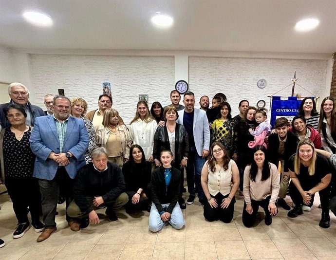 El secretario de Política Exterior de CC, José Téllez, con afectados por la discriminación del carné de conducir