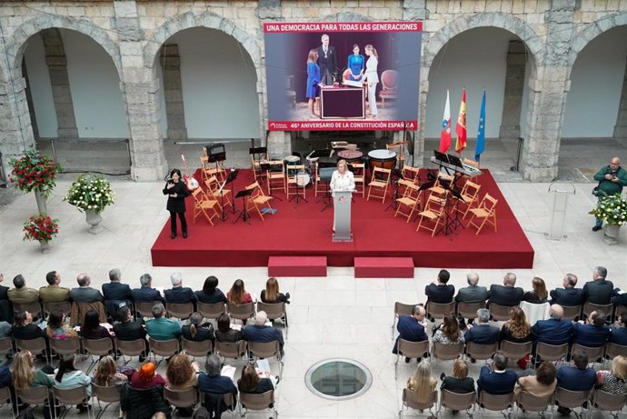 Archivo - La presidenta del Parlamento de Cantabria, María José González Revuelta, en su discurso por el Día de la Constitución