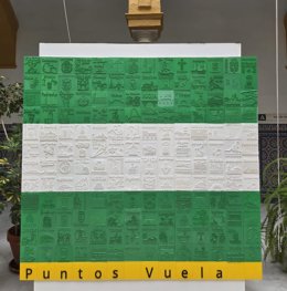 Bandera conmemorativa creada íntegramente a partir de pequeños azulejos personalizados con símbolos locales diseñados e impresos en 3D por 160 municipios y barrios andaluces.