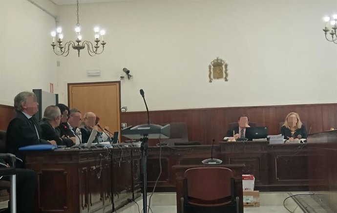 Imagem da primeira sessão do julgamento pelo atropelamento fatal do cinegrafista da televisão de Huelva em Marmolejo.