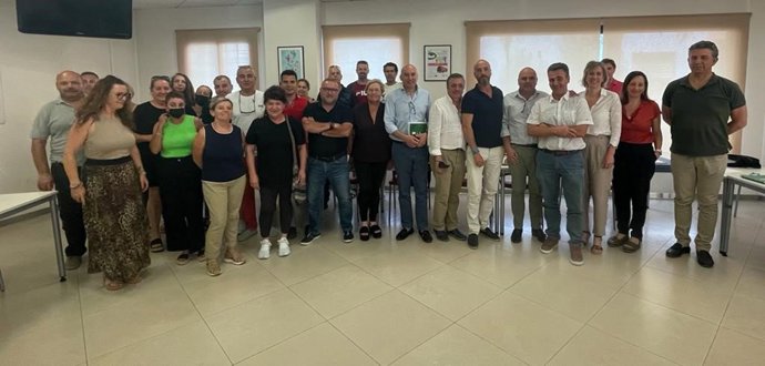 Archivo - Imagen de archivo de una reunión en el Sercla del sector del manipulado en la provincia de Granada