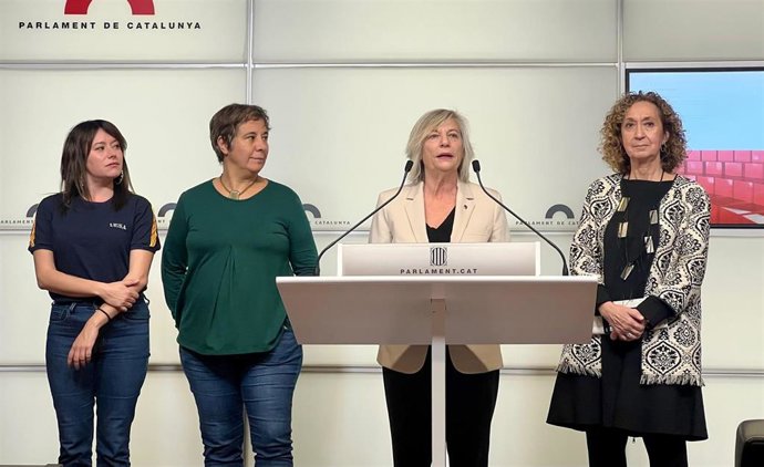 Las diputadas Eva Candela (PSC), Esther Capella (ERC), Susana Segovia (Comuns) y Laure Vega (CUP), en una rueda de prensa desde el Parlament