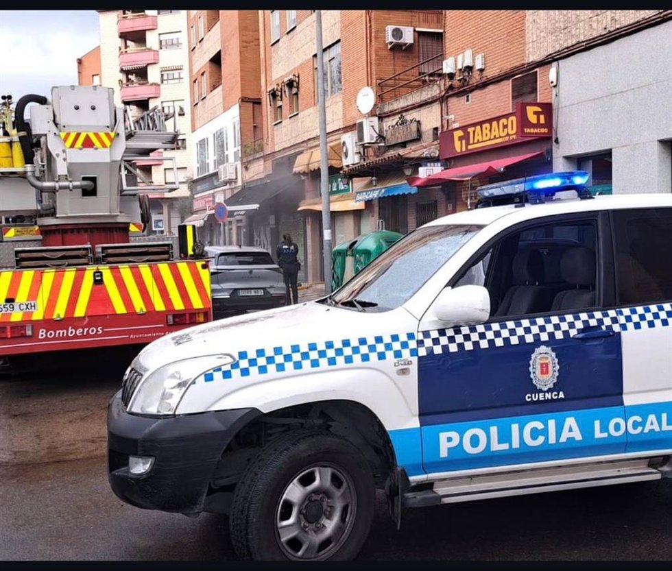 Bomberos Sofocan Un Incendio En Un Local De La Calle Hermanos Becerril De Cuenca.
