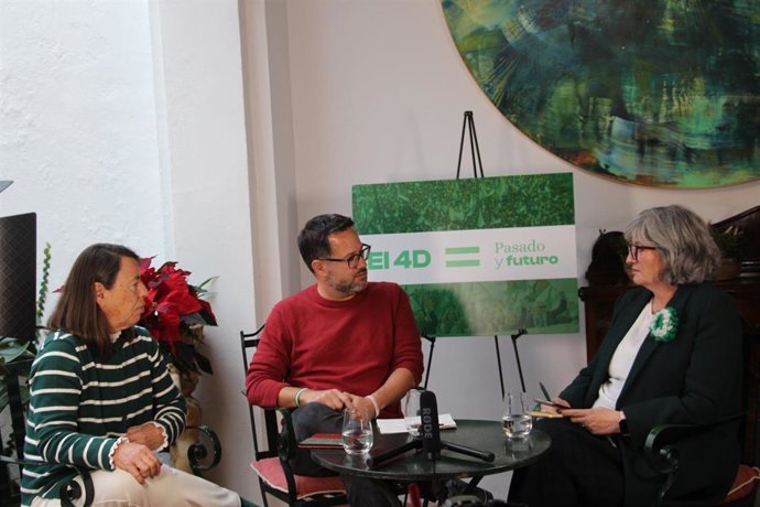 El portavoz de Adelante Andalucía, José Ignacio García, y la nieta de Blas Infante María Jesús Naranjo Infante durante la charla moderada por Pilar González.
