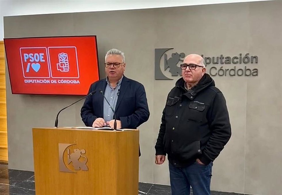 El portavoz del PSOE en la Diputación, Esteban Morales (izda.), junto al portavoz de la Federación Andaluza del Taxi Autónomo, José Hoyo.