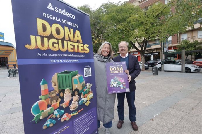 Presentación de la iniciativa 'Regala sonrisas, dona juguetes' de Sadeco, que pone en marcha la entidad del 10 al 18 de diciembre por Navidad.