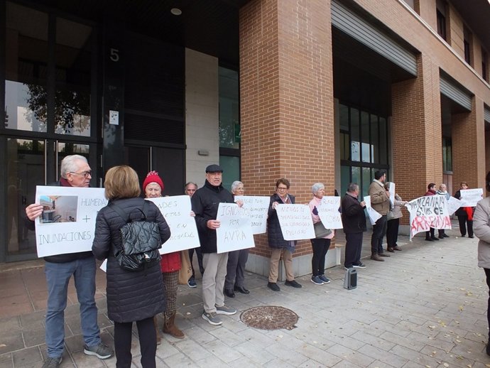 Vecinos del Barrio Guadalquivir de Córdoba protestan ante AVRA por "miedo e incertidumbre por abandono de la Manzana 14".