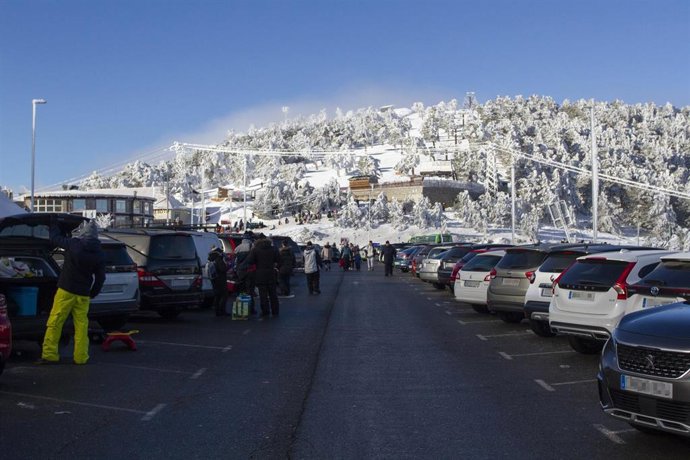 Archivo - Varias personas dejan el coche en el parking de la estación de esquí de Puerto de Navacerrada, a 29 de enero de 2023, en Sierra de Guadarrama, Madrid (España). Desde primera hora de ayer, primer día que abrían las pistas de esquí de la Sierra de