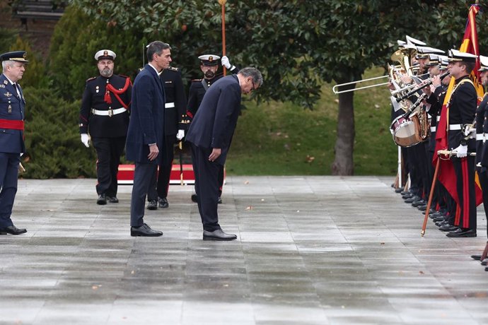 El presidente del Gobierno, Pedro Sánchez (i), recibe al primer ministro de Marruecos, Aziz Akhannouch (d), en el Palacio de La Moncloa, a 4 de diciembre de 2025, en Madrid (España). Los gobiernos de España y Marruecos se han dado cita hoy en Madrid para 