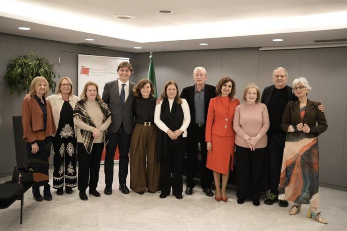 La secretaria general del PSOE-A, María Jesús Montero, y el expresidente de la Junta Rafael Escuredo se reúnen en Málaga con las hermanas de Manuel José García Caparrós.
