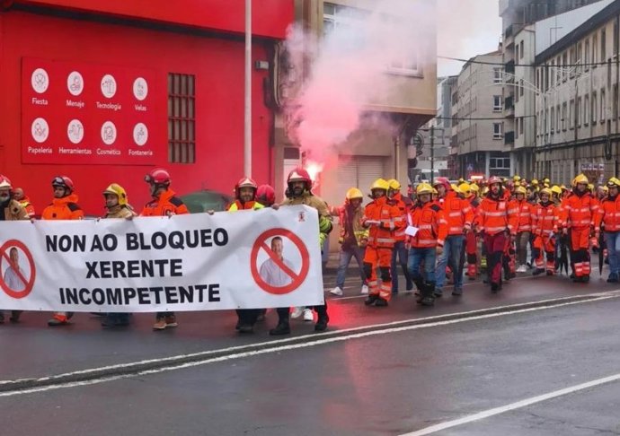 Manifestación de bombeiros comarcais en Carballo (A Coruña).