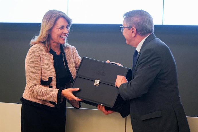 La vicepresidenta primera del Consell y consellera de Vivienda, Empleo, Juventud e Igualdad, Susana Camarero, y el conseller de Economía, Hacienda y Administración Pública, José Antonio Rovira, durante el traspaso de carteras