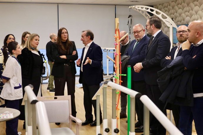 Loles López, junto a Chema Cosculluela (centro), durante su visita al nuevo centro residencial Vitalia Delicias en Córdoba.