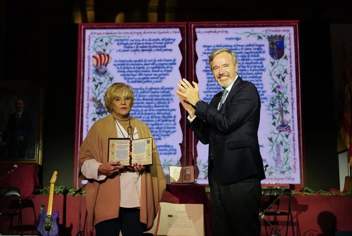 El presidente del Gobierno de Aragón, Jorge Azcón, entrega a María Luisa Lázaro, viuda de Javier Lambán, el Premio Gabriel Cisneros, concedido a título póstumo al expresidente de la Comunidad.