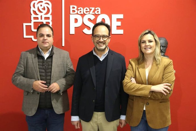 El vocal de la Ejecutiva Federal del PSOE, Antonio Hernando, junto al secretario de Organización del PSOE de Jaén, Víctor Torres, y la portavoz socialista de Baeza, Lola Marín.