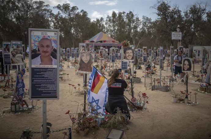 Archivo - Una fotografía del memorial por la masacre del Festival Nova el 7 de octubre de 2023