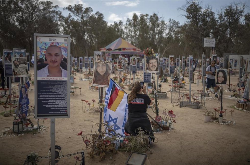 Archivo - Una fotografía del memorial por la masacre del Festival Nova el 7 de octubre de 2023