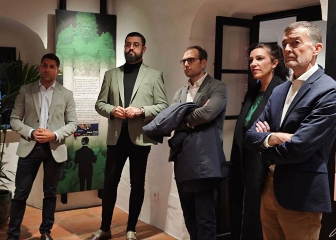El coordinador federal de IU, Antonio Maíllo,  junto al coordinador regional, Toni Valero, y la coordinadora provincial, Toni Morillas, visitan la casa museo de Blas Infante en Casares (Málaga) acompañados por el alcalde, Juan Luis Villalón.
