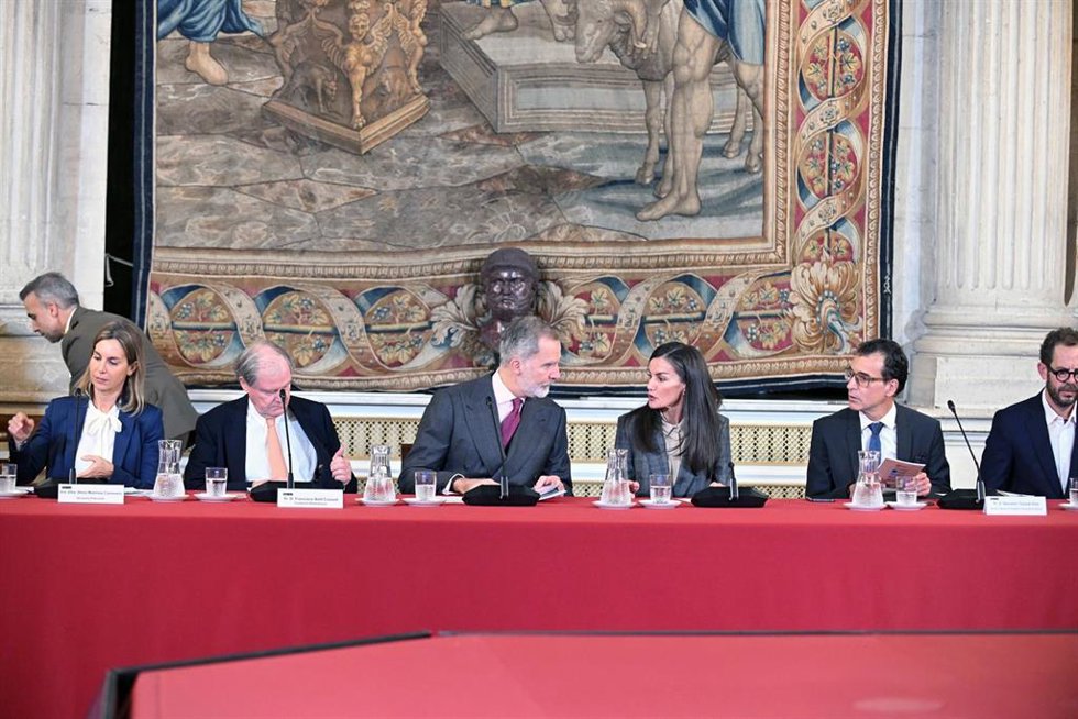 El Rey Felipe y la Reina Letizia durante la reunión anual del Patronato de la Fundación Princesa de Girona, en el Palacio Real este jueves