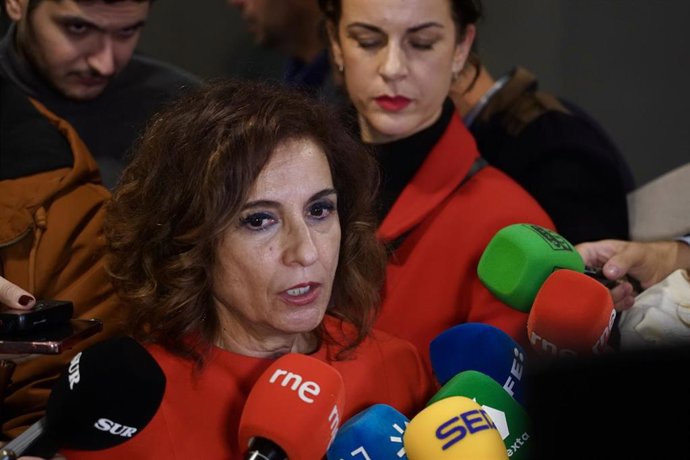 La secretaria general del PSOE-A, María Jesús Montero atiende a los medios de comunicación en Málaga.