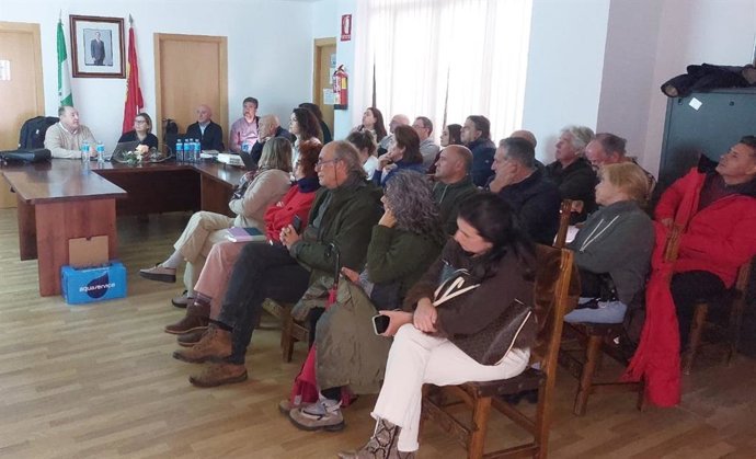 En la reunión han participado representantes de las Corporaciones municipales y grupos políticos de estos municipios, del Parque Natural de la Sierra de Grazalema, de la Asociación ecologista Silvema Serranía de Ronda y de la AAVV La Estación.