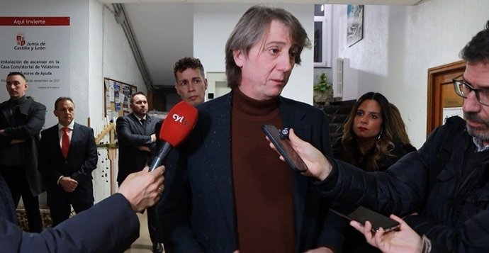 El secretario general del PSCyL, Carlos Martínez, en declaraciones a los medios en León