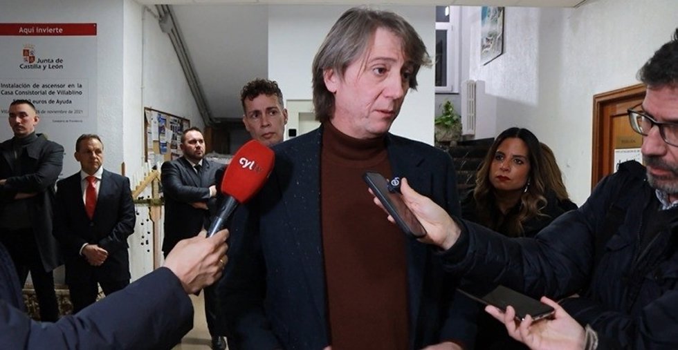 El secretario general del PSCyL, Carlos Martínez, en declaraciones a los medios en León