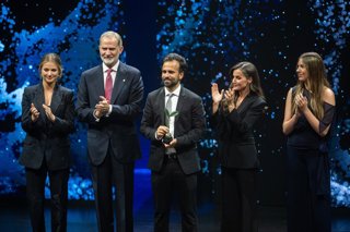 Archivo - Arxivo - Els Reis, la princesa Leonor, la infanta Sofia i el guanyador del Premio Princesa de Girona Investigació 2025 Antoni Forner-Conca,  en el Gran Teatre del Liceu, a 23 de juliol de 2025, a Barcelona, Catalunya (Espanya).