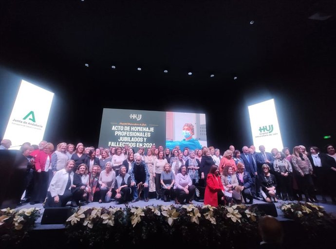 Foto familiar del acto de homenaje del Hospital Universitario de Jaén a los profesionales jubilados y fallecidos en 2024.