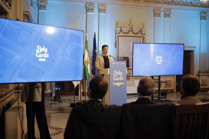 El concejal de Cultura y Patrimonio Arqueológico, Nacho Molina, en la presentación del coleccionable sobre la Semana Santa de Huelva.