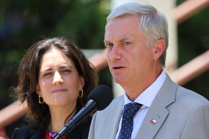 Santiago, 4 de diciembre 2025. Jose Antonio Kast es recibido por el presidente del directorio de la Fundacion Coanil, y presentar documento con 12 medidas para un Chile mas inclusivo.  Jonnathan Oyarzun/Aton Chile