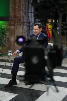 El presidente de la Junta de Andalucía, Juanma Moreno, este jueves, durante la entrevista con Canal Sur Televisión
