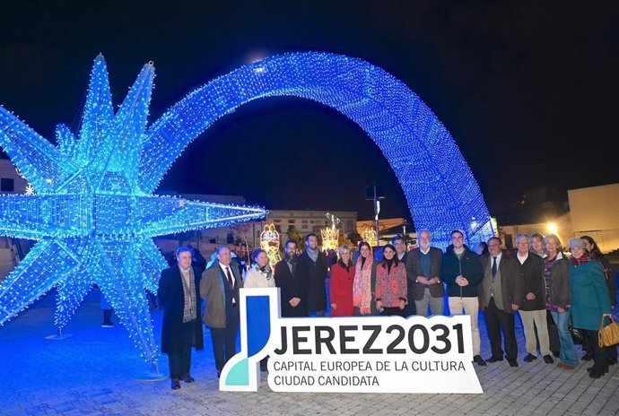La alcaldesa de Jerez, María José García-Pelayo, en el estreno de los nuevos elementos decorativos navideños.