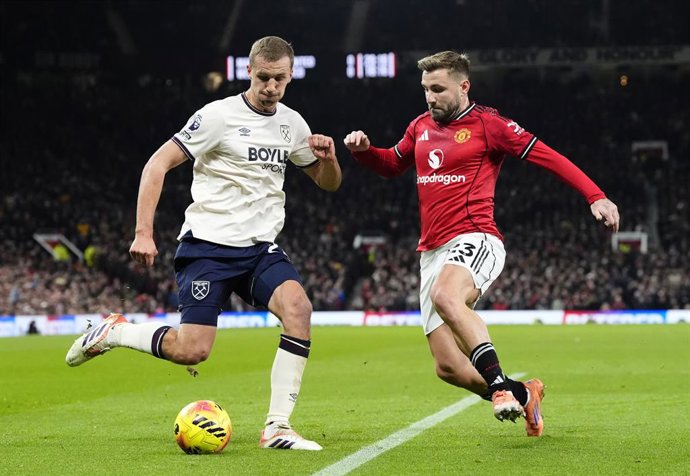 04 December 2025, United Kingdom, Manchester: West Ham United's Tomas Soucek (L) and Manchester United's Luke Shaw battle for the ball during the English Premier League soccer match between Manchester United and West Ham United at Old Trafford. Photo: Nic