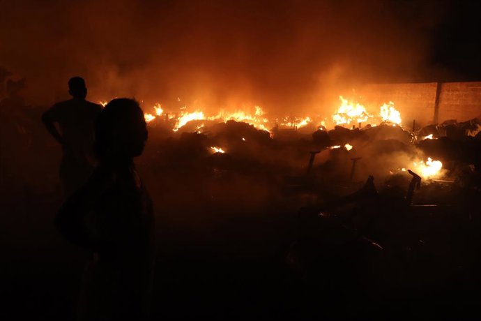 December 1, 2025, Juba, Ces / Juba, South Sudan: A massive fire broke out at the Customs Market area near Nyakuron in Juba, destroying several shops and causing major losses for traders. Firefighters struggled to control the blaze, and authorities have no