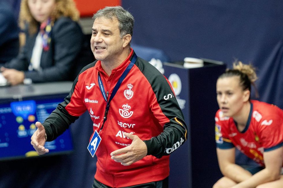 Archivo - Ambros Martín, seleccionador español de balonmano femenino.