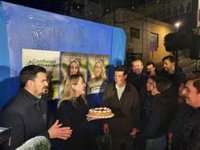 Guardiola pide en la pegada de carteles "confianza" para "consolidar el proyecto de cambio": "No vamos a defraudar"