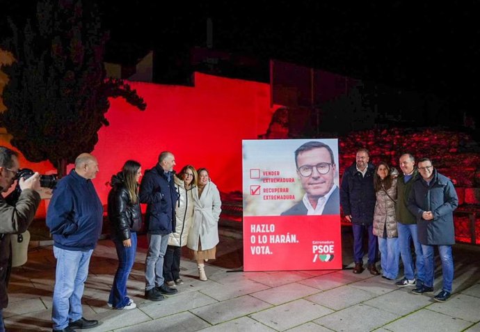 El candidato socialista a la Presidencia de la Junta, Miguel Ángel Gallardo, en la pegada de carteles de inicio de la campaña electoral