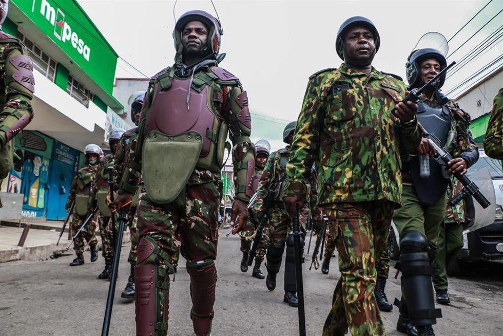 Archivo - Varios agentes de Policía patrullan la calle en medio de protestas en el oeste de Kenia