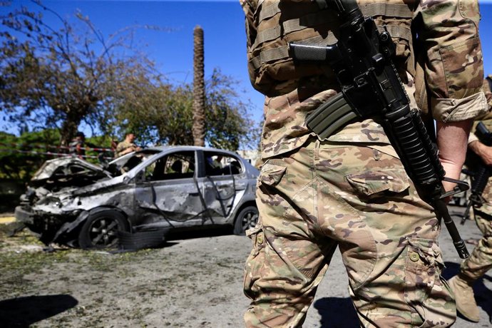 Archivo - BRAIQAA, 21 de abril de 2025 -- Soldados do exército libanês são vistos perto de um veículo destruído em uma explosão de munição em Braiqaa, Líbano, em 20 de abril de 2025.   Um oficial do exército libanês e dois soldados foram mortos no domingo