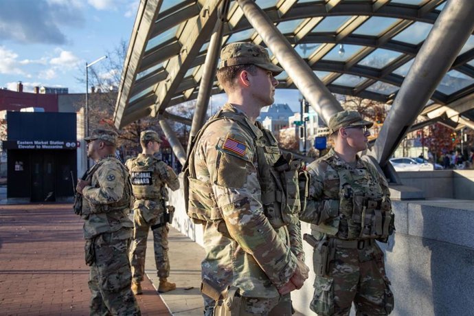 Archivo - Miembros de la Guardia Nacional vigilan la estación de metro de Eastern Market en Capitol Hill poco después de que dos guardias de Virginia Occidental fueran tiroteados en la ciudad de Washington, Estados Unidos