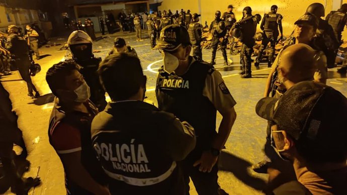 Archivo - (210929) -- GUAYAQUIL, 29 de setembro de 2021 (Xinhua) -- Policiais mantêm a ordem na prisão onde ocorreram tumultos em Guayaquil, Equador, em 28 de setembro de 2021. Pelo menos 24 detentos foram mortos e outros 48 ficaram feridos em confrontos 