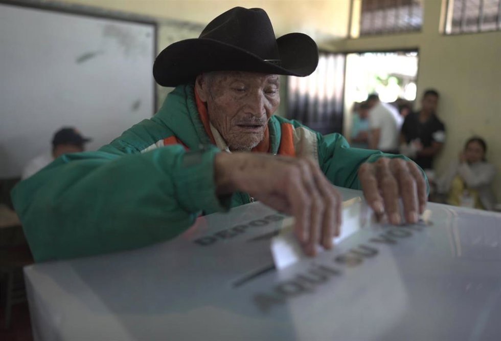 Archivo - Un votante emite su voto en un colegio electoral durante las elecciones generales en Tegucigalpa, capital de Honduras