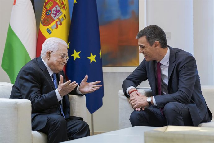 Archivo - Arquivo - 19 de setembro de 2024, Madri, Espanha: O presidente palestino Mahmoud Abbas (esquerda) e o primeiro-ministro espanhol Pedro Sanchez (direita) são vistos durante uma reunião no Palácio Moncloa, em Madri.