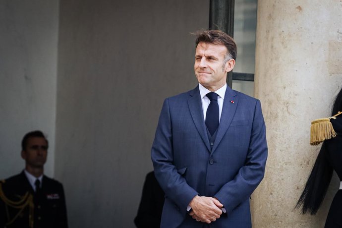 November 17, 2025, Paris, France: The French President Emmanuel Macron is seen at the entrance of the Elysee Palace before the meeting with the President of Ukraine Volodymyr Zelensky. The French President Emmanuel Macron met with Volodymyr Zelensky, the 