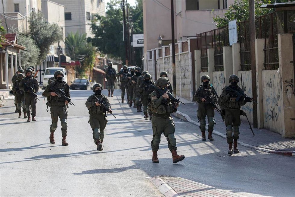 Soldados israelíes caminan durante una operación militar en la ciudad de Qalqiya, en la Cisjordania ocupada