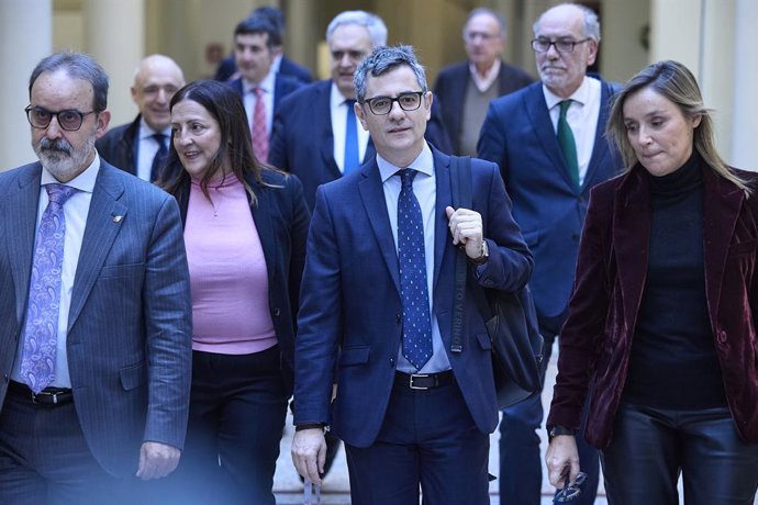 O Ministro da Presidência, Justiça e Relações com os Tribunais, Félix Bolaños (c), em sua chegada à Comissão de Justiça do Senado em 4 de dezembro de 2025, em Madri (Espanha). Bolaños comparece ao comitê para explicar a posição do governo sobre o